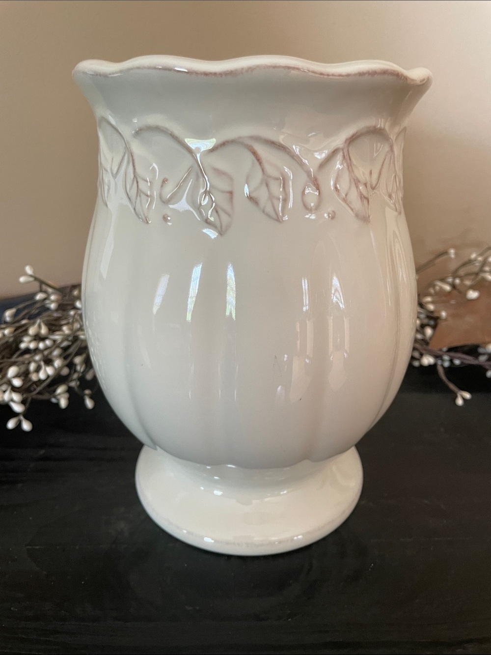 NEW!! Vintage Large Longaberger Off-White Ceramic Embossed Leaf-Trim Vase 9” Tal